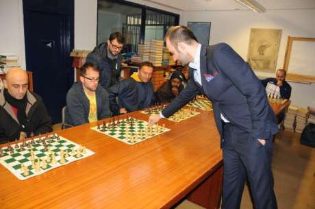 Coni: Sport in carcere, il campione mondiale di scacchi Mogranzini nella partita coi detenuti